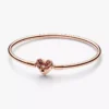 Endgültiger Verkauf – Pandora Moments Bangle mit Herz & Schmetterling, 14 Karat Roségold-Beschichtung Endgültiger Verkauf – Pandora Moments Bangle mit Herz & Schmetterling, 14 Karat Roségold-Beschichtung