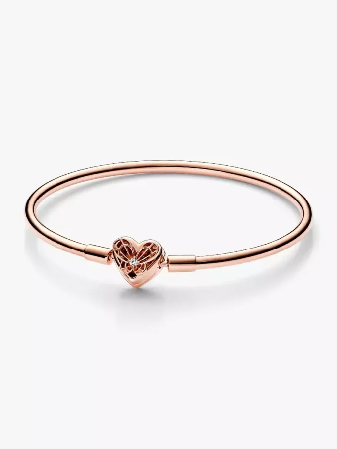 Endgültiger Verkauf – Pandora Moments Bangle mit Herz & Schmetterling, 14 Karat Roségold-Beschichtung Endgültiger Verkauf – Pandora Moments Bangle mit Herz & Schmetterling, 14 Karat Roségold-Beschichtung