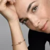 Endgültiger Verkauf – Pandora Moments Bangle mit Herz & Schmetterling, 14 Karat Roségold-Beschichtung Endgültiger Verkauf – Pandora Moments Bangle mit Herz & Schmetterling, 14 Karat Roségold-Beschichtung