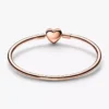 Endgültiger Verkauf – Pandora Moments Bangle mit Herz & Schmetterling, 14 Karat Roségold-Beschichtung Endgültiger Verkauf – Pandora Moments Bangle mit Herz & Schmetterling, 14 Karat Roségold-Beschichtung