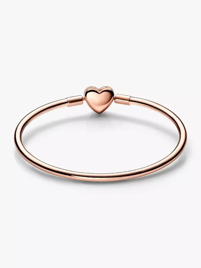 Endgültiger Verkauf – Pandora Moments Bangle mit Herz & Schmetterling, 14 Karat Roségold-Beschichtung Endgültiger Verkauf – Pandora Moments Bangle mit Herz & Schmetterling, 14 Karat Roségold-Beschichtung