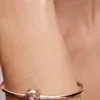 Endgültiger Verkauf – Pandora Moments Bangle mit umschlossenem Verschluss, 14 Karat Roségold-Beschichtung Endgültiger Verkauf – Pandora Moments Bangle mit umschlossenem Verschluss, 14 Karat Roségold-Beschichtung