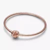 Endgültiger Verkauf – Pandora Moments Bangle mit umschlossenem Verschluss, 14 Karat Roségold-Beschichtung Endgültiger Verkauf – Pandora Moments Bangle mit umschlossenem Verschluss, 14 Karat Roségold-Beschichtung