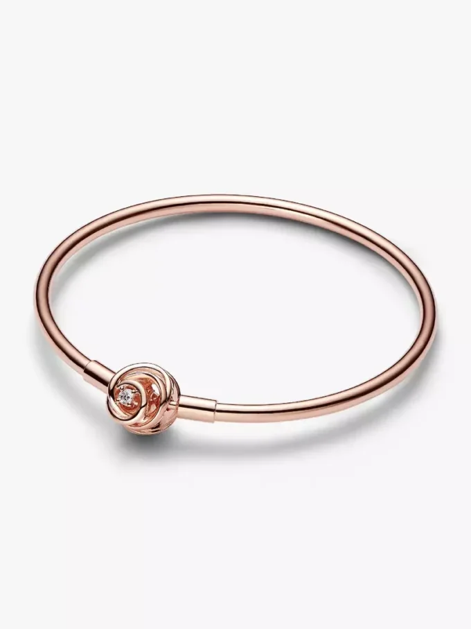 Endgültiger Verkauf – Pandora Moments Bangle mit umschlossenem Verschluss, 14 Karat Roségold-Beschichtung Endgültiger Verkauf – Pandora Moments Bangle mit umschlossenem Verschluss, 14 Karat Roségold-Beschichtung