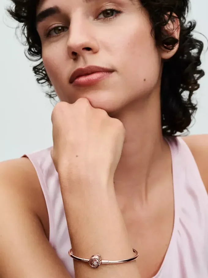 Endgültiger Verkauf – Pandora Moments Bangle mit umschlossenem Verschluss, 14 Karat Roségold-Beschichtung Endgültiger Verkauf – Pandora Moments Bangle mit umschlossenem Verschluss, 14 Karat Roségold-Beschichtung
