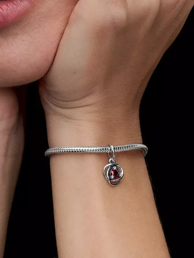Endgültiger Verkauf – Roter Eternity Circle Dangle Charm aus Sterlingsilber Endgültiger Verkauf – Roter Eternity Circle Dangle Charm aus Sterlingsilber