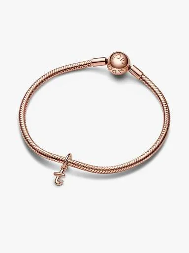 ENDVERKAUF – Buchstabe T Script Alphabet-Dangle Charm – 14 Karat Roségold-Beschichtung ENDVERKAUF – Buchstabe T Script Alphabet-Dangle Charm – 14 Karat Roségold-Beschichtung