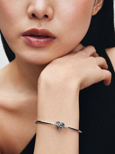 ENDVERKAUF – Celestial Heart Clasp Bangle – Sterlingsilber ENDVERKAUF – Celestial Heart Clasp Bangle – Sterlingsilber