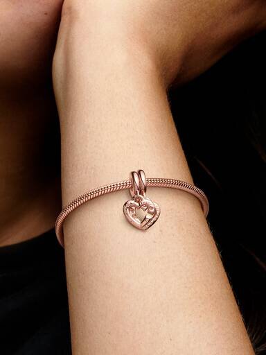 ENDVERKAUF – Linked Sister Hearts Split Dangle Charm – 14 Karat Roségold-Beschichtung ENDVERKAUF – Linked Sister Hearts Split Dangle Charm – 14 Karat Roségold-Beschichtung