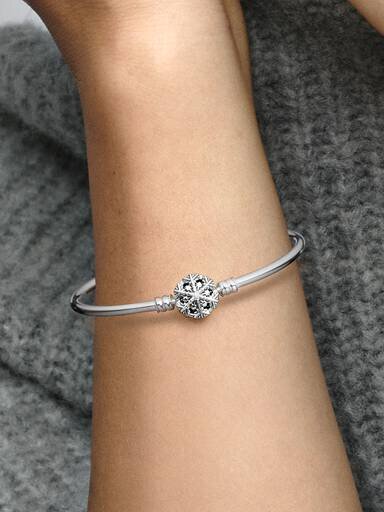 ENDVERKAUF – Pandora Moments Bangle mit funkelndem Schneeflockenverschluss – Sterlingsilber ENDVERKAUF – Pandora Moments Bangle mit funkelndem Schneeflockenverschluss – Sterlingsilber