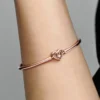 ENDVERKAUF – Pandora Moments Bangle mit Herz und Schmetterling – 14 Karat Roségold-Beschichtung ENDVERKAUF – Pandora Moments Bangle mit Herz und Schmetterling – 14 Karat Roségold-Beschichtung