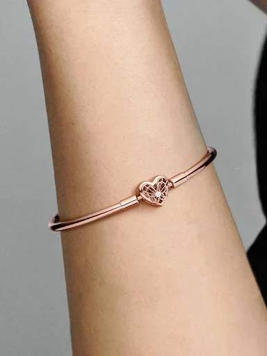 ENDVERKAUF – Pandora Moments Bangle mit Herz und Schmetterling – 14 Karat Roségold-Beschichtung ENDVERKAUF – Pandora Moments Bangle mit Herz und Schmetterling – 14 Karat Roségold-Beschichtung