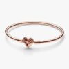 ENDVERKAUF – Pandora Moments Bangle mit Herz und Schmetterling – 14 Karat Roségold-Beschichtung ENDVERKAUF – Pandora Moments Bangle mit Herz und Schmetterling – 14 Karat Roségold-Beschichtung