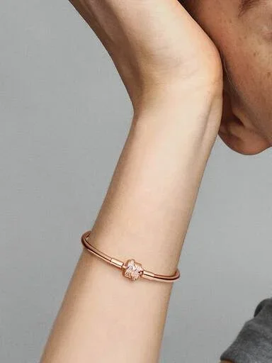 ENDVERKAUF – Pandora Moments Limited Edition Shooting Star Charm Bangle – 14 Karat Roségold-Beschichtung ENDVERKAUF – Pandora Moments Limited Edition Shooting Star Charm Bangle – 14 Karat Roségold-Beschichtung