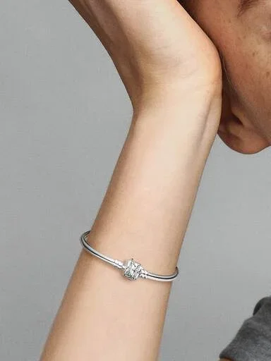 ENDVERKAUF – Pandora Moments Limited Edition Shooting Star Charm Bangle – Sterlingsilber ENDVERKAUF – Pandora Moments Limited Edition Shooting Star Charm Bangle – Sterlingsilber
