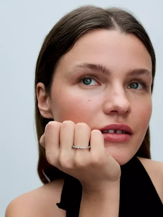 Endverkauf – Ring aus Sterlingsilber mit Struktur und Steinen