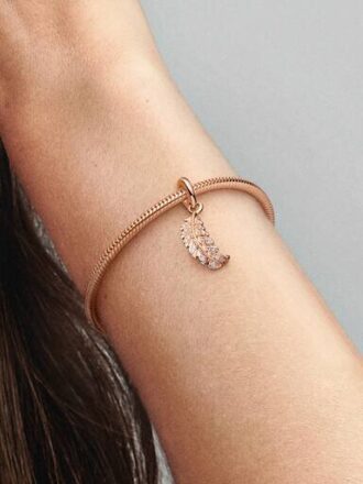 ENDVERKAUF – Schwebender, geschwungener Feder-Dangle Charm – 14 Karat Roségold-Beschichtung
