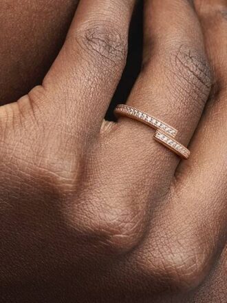ENDVERKAUF – Sparkling Overlapping Ring – 14 Karat Roségold-Beschichtung