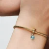 Facettierter, aquablauer Eternity-Circle-Dangle Charm mit 14-karätiger Vergoldung Facettierter, aquablauer Eternity-Circle-Dangle Charm mit 14-karätiger Vergoldung