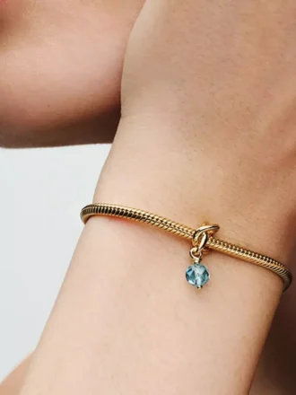 Facettierter, aquablauer Eternity-Circle-Dangle Charm mit 14-karätiger Vergoldung
