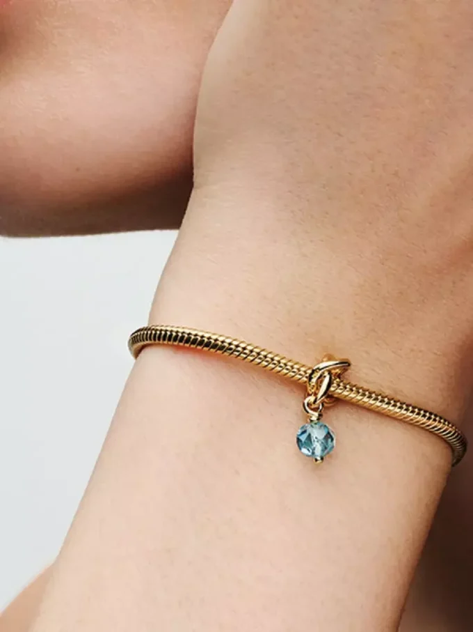 Facettierter, aquablauer Eternity-Circle-Dangle Charm mit 14-karätiger Vergoldung Facettierter, aquablauer Eternity-Circle-Dangle Charm mit 14-karätiger Vergoldung