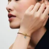 Facettierter, aquablauer Eternity-Circle-Dangle Charm mit 14-karätiger Vergoldung Facettierter, aquablauer Eternity-Circle-Dangle Charm mit 14-karätiger Vergoldung