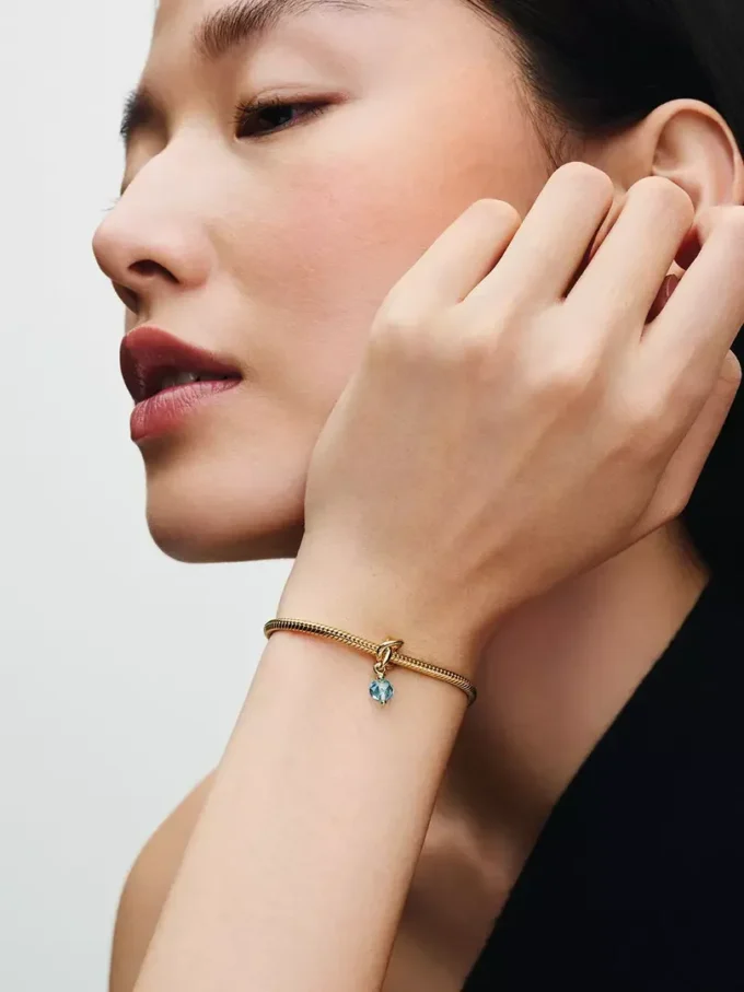 Facettierter, aquablauer Eternity-Circle-Dangle Charm mit 14-karätiger Vergoldung Facettierter, aquablauer Eternity-Circle-Dangle Charm mit 14-karätiger Vergoldung