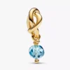 Facettierter, aquablauer Eternity-Circle-Dangle Charm mit 14-karätiger Vergoldung Facettierter, aquablauer Eternity-Circle-Dangle Charm mit 14-karätiger Vergoldung