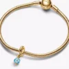 Facettierter, aquablauer Eternity-Circle-Dangle Charm mit 14-karätiger Vergoldung Facettierter, aquablauer Eternity-Circle-Dangle Charm mit 14-karätiger Vergoldung