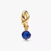 Facettierter blauer Eternity Circle-Dangle Charm, 14-karätig vergoldet Facettierter blauer Eternity Circle-Dangle Charm, 14-karätig vergoldet