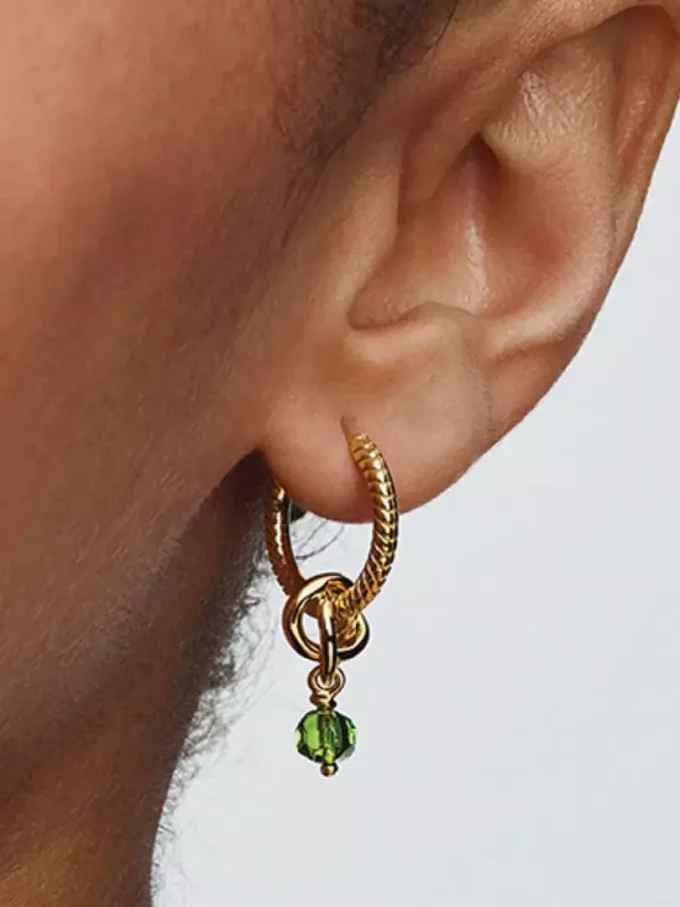 Facettierter, frühlingsgrüner Eternity-Circle-Dangle Charm, 14-karätig vergoldet Facettierter, frühlingsgrüner Eternity-Circle-Dangle Charm, 14-karätig vergoldet