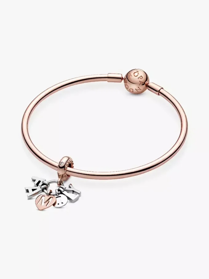 Familienbuchstaben-Dangle Charm aus Sterlingsilber, 14 Karat Roségold-Beschichtung Familienbuchstaben-Dangle Charm aus Sterlingsilber, 14 Karat Roségold-Beschichtung