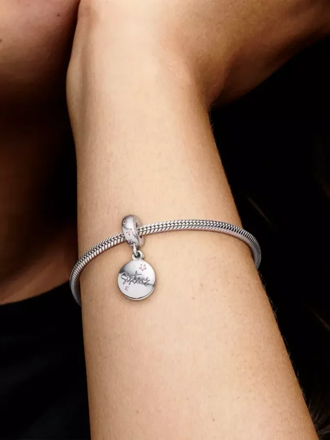 „Forever Sisters“-Charm aus Sterlingsilber „Forever Sisters“-Charm aus Sterlingsilber