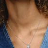 Funkelnde Halskette mit Birnenanhänger und Halo-Rahmen aus Sterlingsilber Funkelnde Halskette mit Birnenanhänger und Halo-Rahmen aus Sterlingsilber