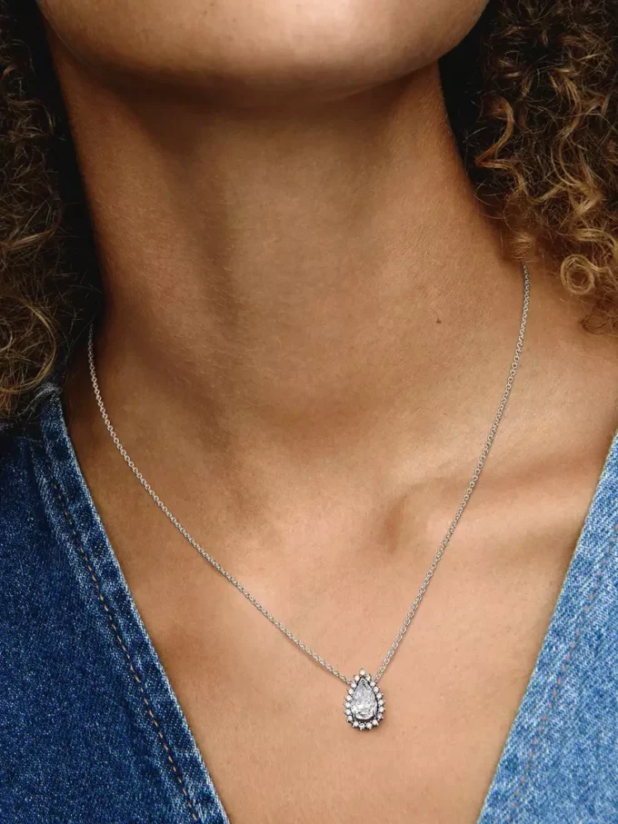 Funkelnde Halskette mit Birnenanhänger und Halo-Rahmen aus Sterlingsilber Funkelnde Halskette mit Birnenanhänger und Halo-Rahmen aus Sterlingsilber