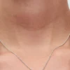 Funkelnde Halskette mit rundem Halo-Anhänger aus Sterlingsilber Funkelnde Halskette mit rundem Halo-Anhänger aus Sterlingsilber