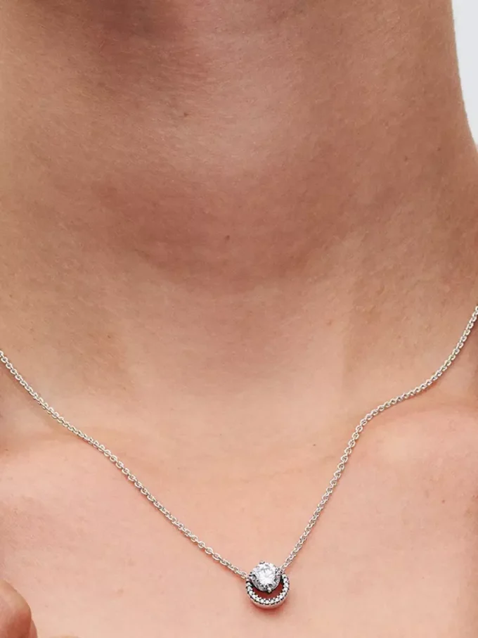 Funkelnde Halskette mit rundem Halo-Anhänger aus Sterlingsilber Funkelnde Halskette mit rundem Halo-Anhänger aus Sterlingsilber