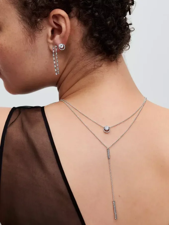 Funkelnde Halskette mit rundem Halo-Anhänger aus Sterlingsilber Funkelnde Halskette mit rundem Halo-Anhänger aus Sterlingsilber