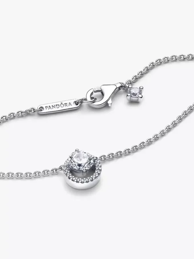 Funkelnde Halskette mit rundem Halo-Anhänger aus Sterlingsilber Funkelnde Halskette mit rundem Halo-Anhänger aus Sterlingsilber