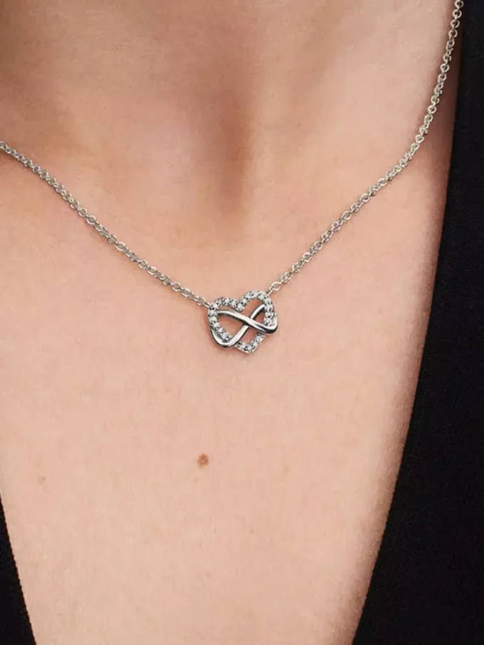 Funkelnde Infinity-Herz-Halskette aus Sterlingsilber