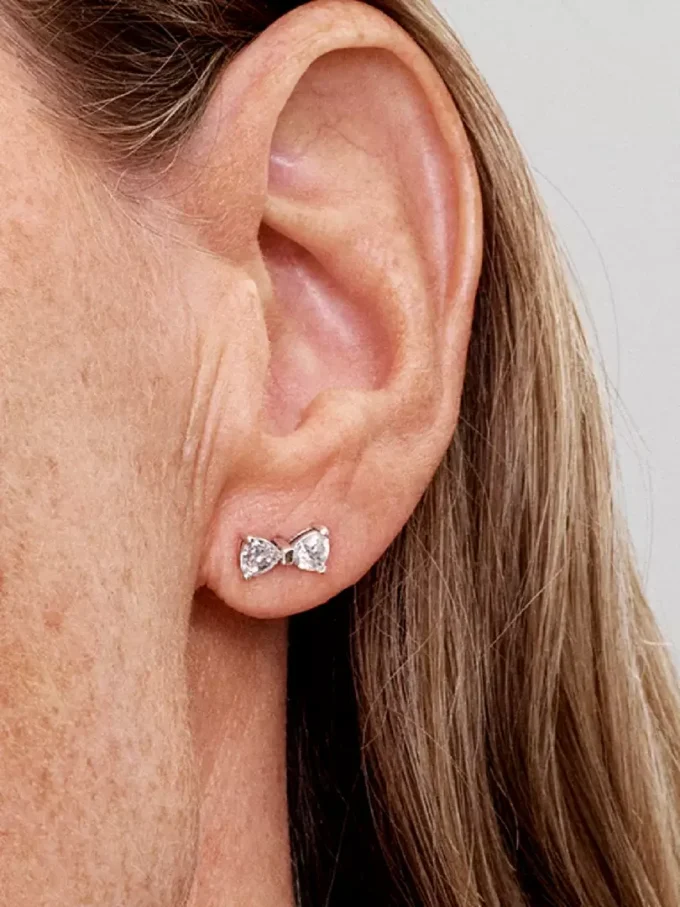 Funkelnde kleine Schleifen-Ohrringe aus Sterlingsilber Funkelnde kleine Schleifen-Ohrringe aus Sterlingsilber