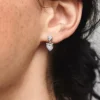Funkelnde Ohrringe mit doppeltem Herz aus Sterlingsilber Funkelnde Ohrringe mit doppeltem Herz aus Sterlingsilber