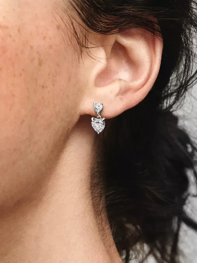Funkelnde Ohrringe mit doppeltem Herz aus Sterlingsilber Funkelnde Ohrringe mit doppeltem Herz aus Sterlingsilber