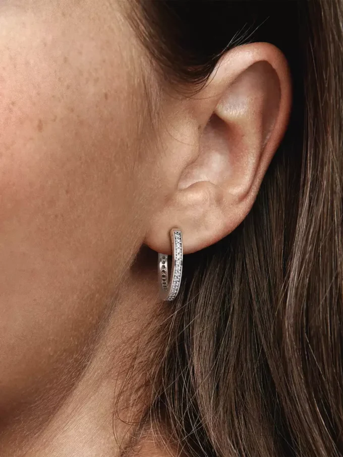 Funkelnde Ohrringe mit Pandora-Logo aus Sterlingsilber Funkelnde Ohrringe mit Pandora-Logo aus Sterlingsilber