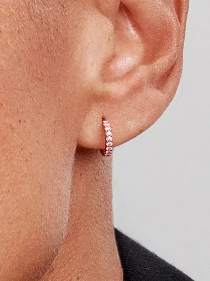 Funkelnde rosa Huggie-Ohrringe, 14-karätige Roségoldbeschichtung Funkelnde rosa Huggie-Ohrringe, 14-karätige Roségoldbeschichtung