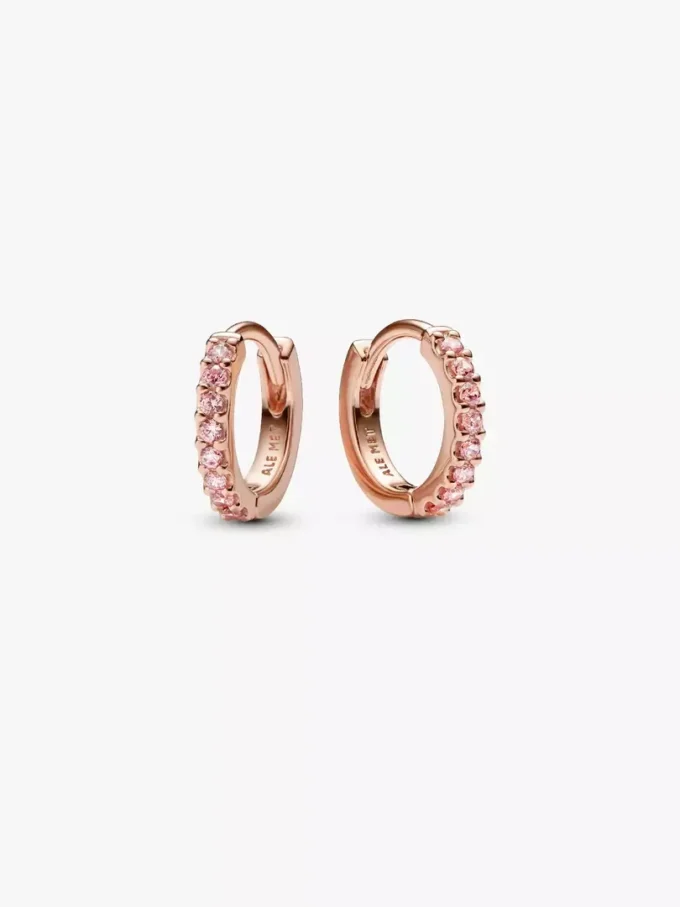 Funkelnde rosa Huggie-Ohrringe, 14-karätige Roségoldbeschichtung Funkelnde rosa Huggie-Ohrringe, 14-karätige Roségoldbeschichtung