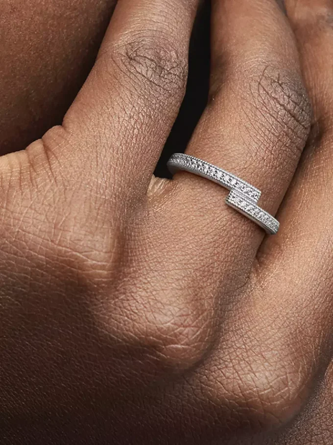 Funkelnder, überlappender Ring aus Sterlingsilber Funkelnder, überlappender Ring aus Sterlingsilber