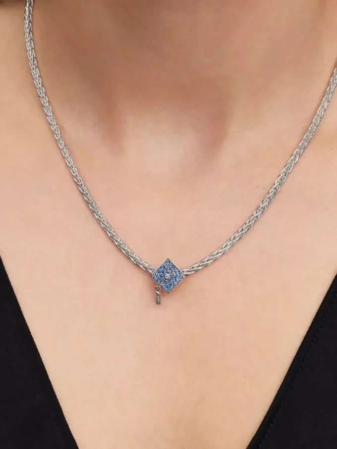 Funkelnder blauer 2026-Absolventenmützen-Charm aus Sterlingsilber