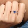 Funkelnder blauer Ring mit erhabenem Herz – 14 Karat Roségold-Beschichtung Funkelnder blauer Ring mit erhabenem Herz – 14 Karat Roségold-Beschichtung