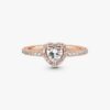 Funkelnder blauer Ring mit erhabenem Herz – 14 Karat Roségold-Beschichtung Funkelnder blauer Ring mit erhabenem Herz – 14 Karat Roségold-Beschichtung